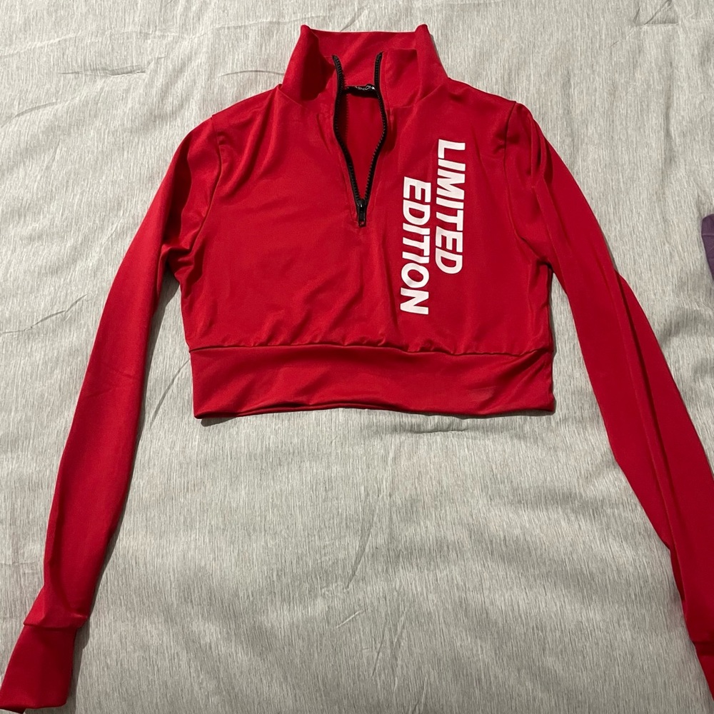 Long sleeve silky crop top!